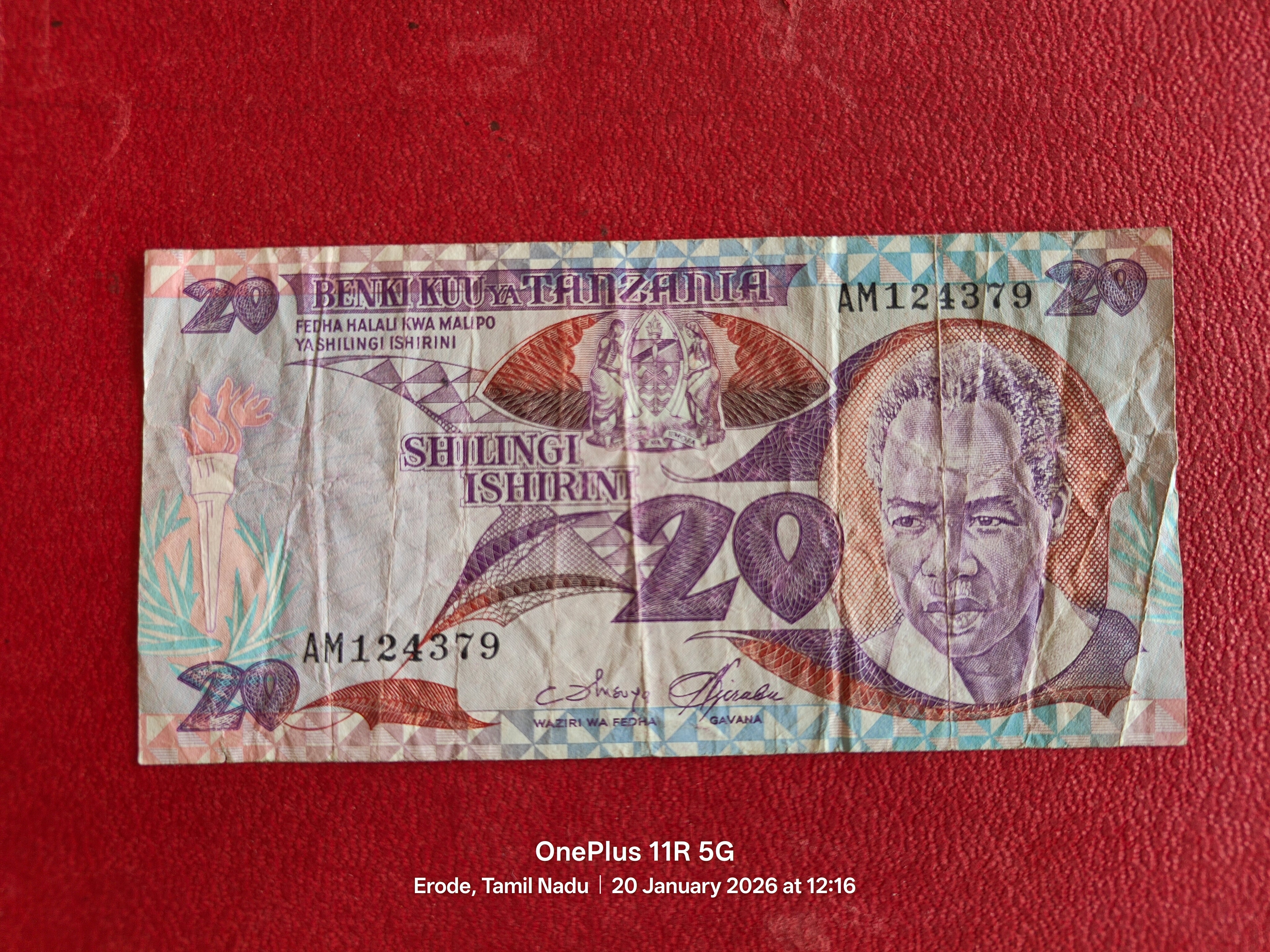 BANK OF TANZANIA 20 SHILLINGS ( D700 )