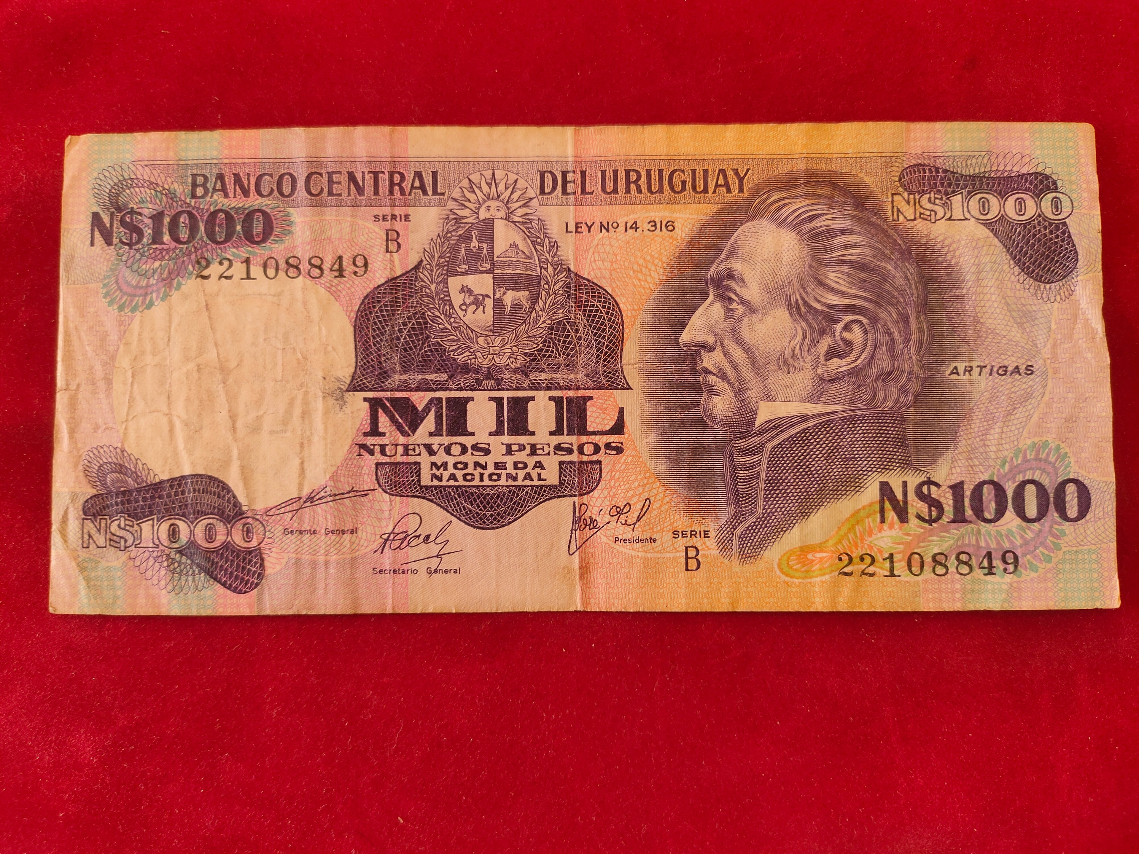 CENTRAL BANK OF URUGUAY 1000 PESOS  (C319)