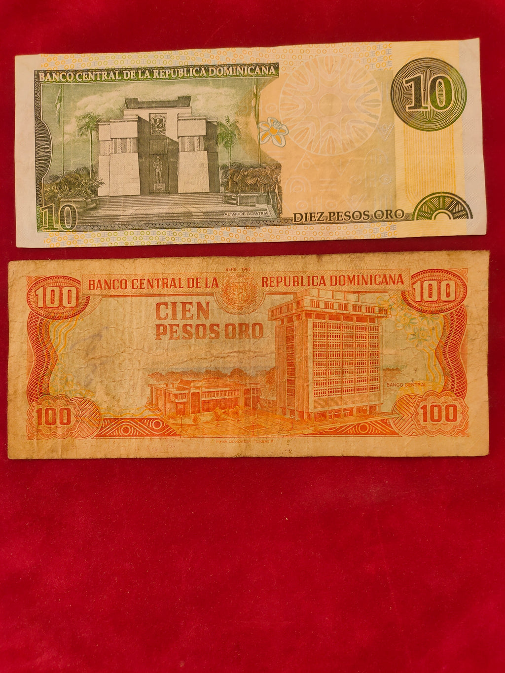 CENTRAL BANK OF DOMINICANA 10, 100 PESOS ORO (D821)