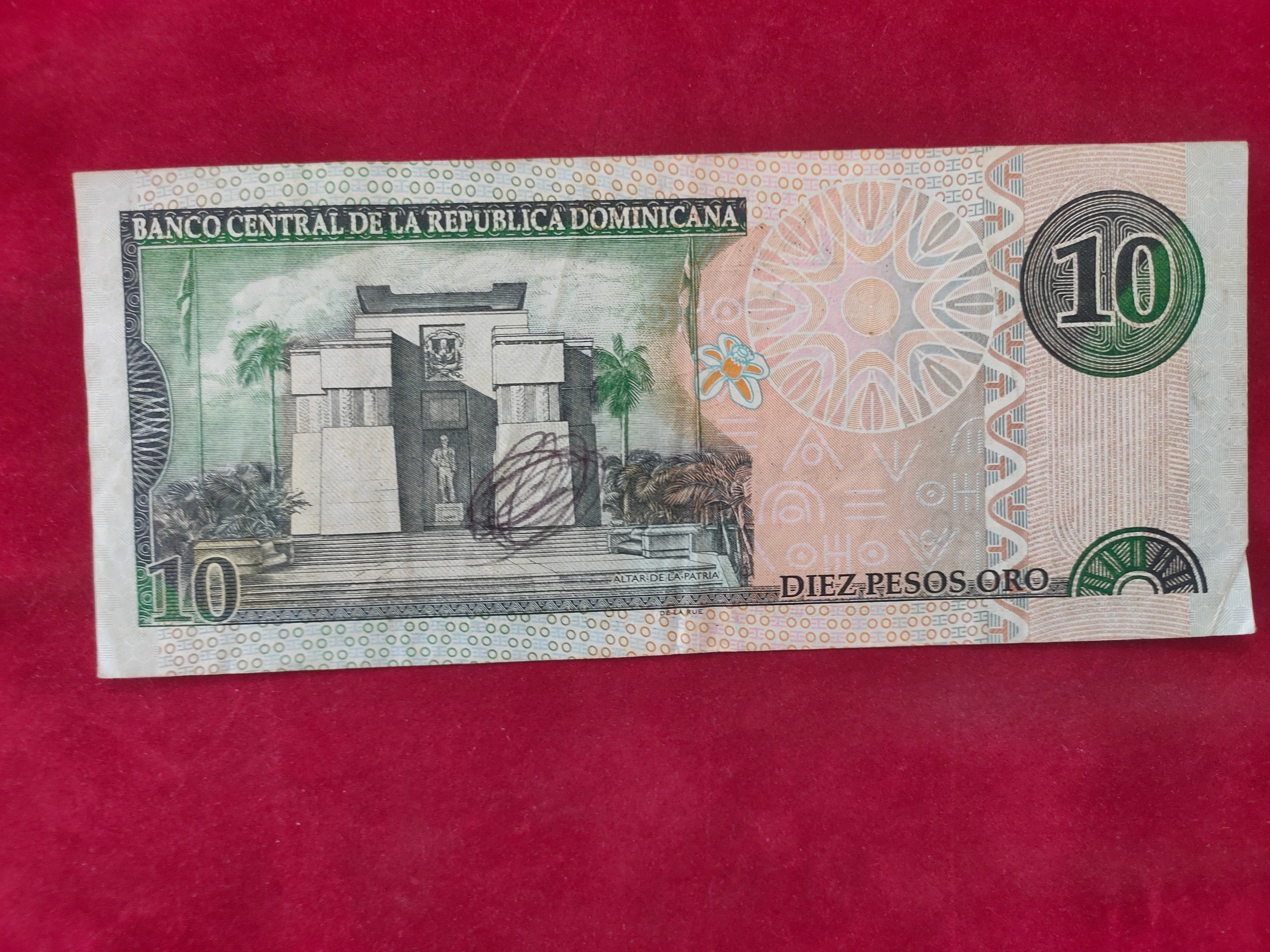 CENTRAL BANK OF DOMINICANA 10 PESOS ORO (D820)