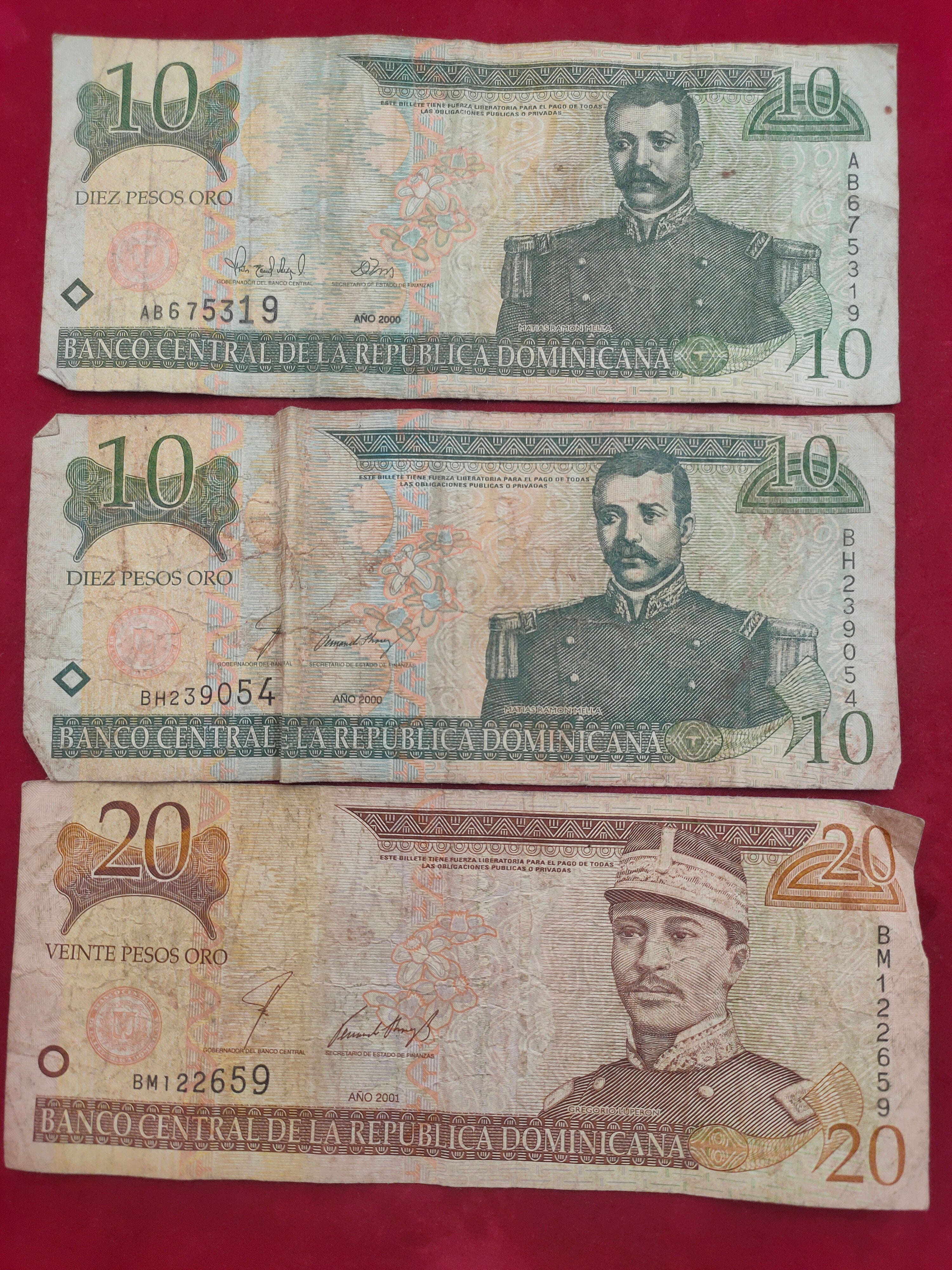 CENTRAL BANK OF DOMINICANA 10, 20 PESOS ORO (D708)