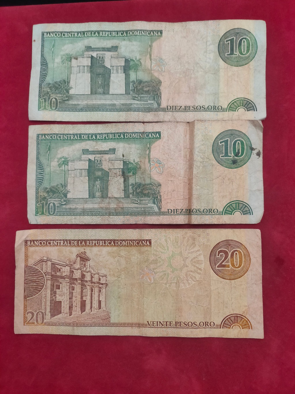 CENTRAL BANK OF DOMINICANA 10, 20 PESOS ORO (D708)