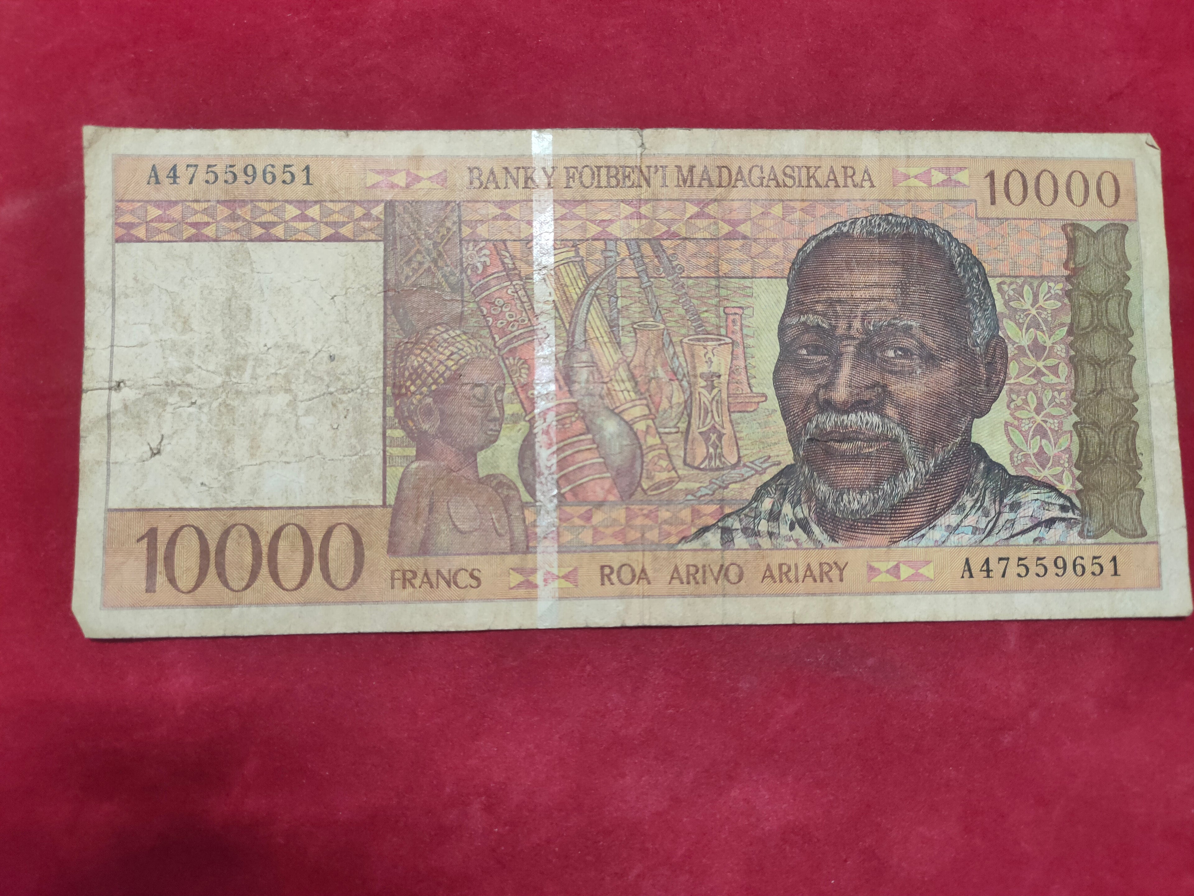 BANK OF MADAGASIKARA 10000 FRANCS (V054)