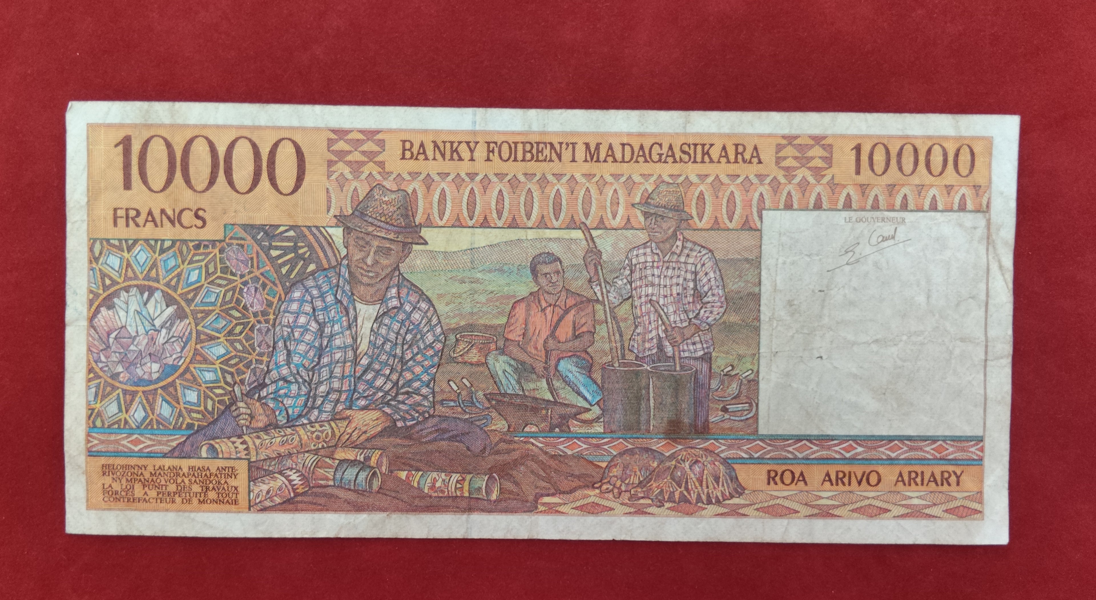 CENTRAL BANK OF MADAGASCAR 10000 FRANCS (D151)