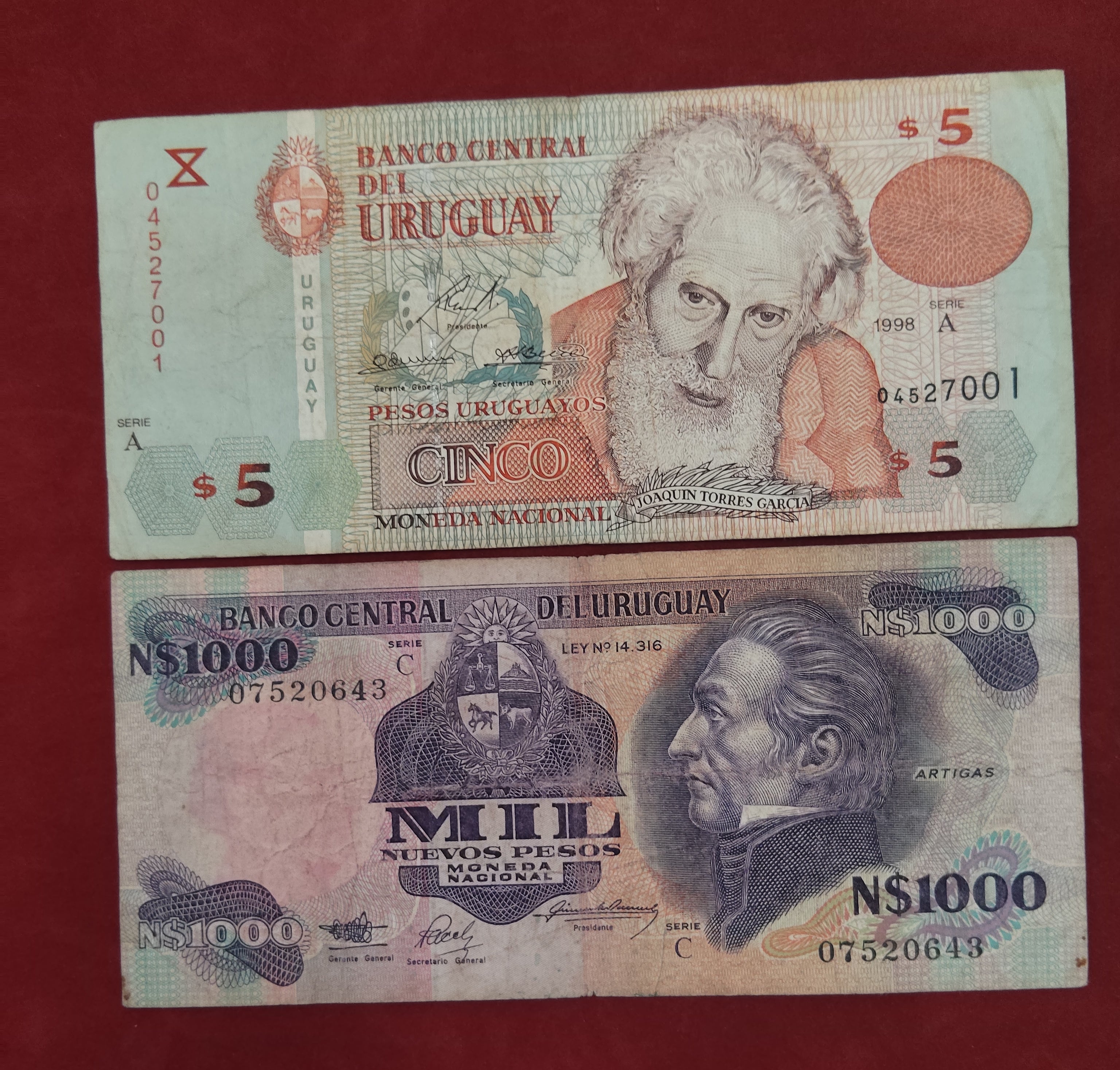 CENTRAL BANK OF URUGUAY 5 ,1000 PESOS (D703)