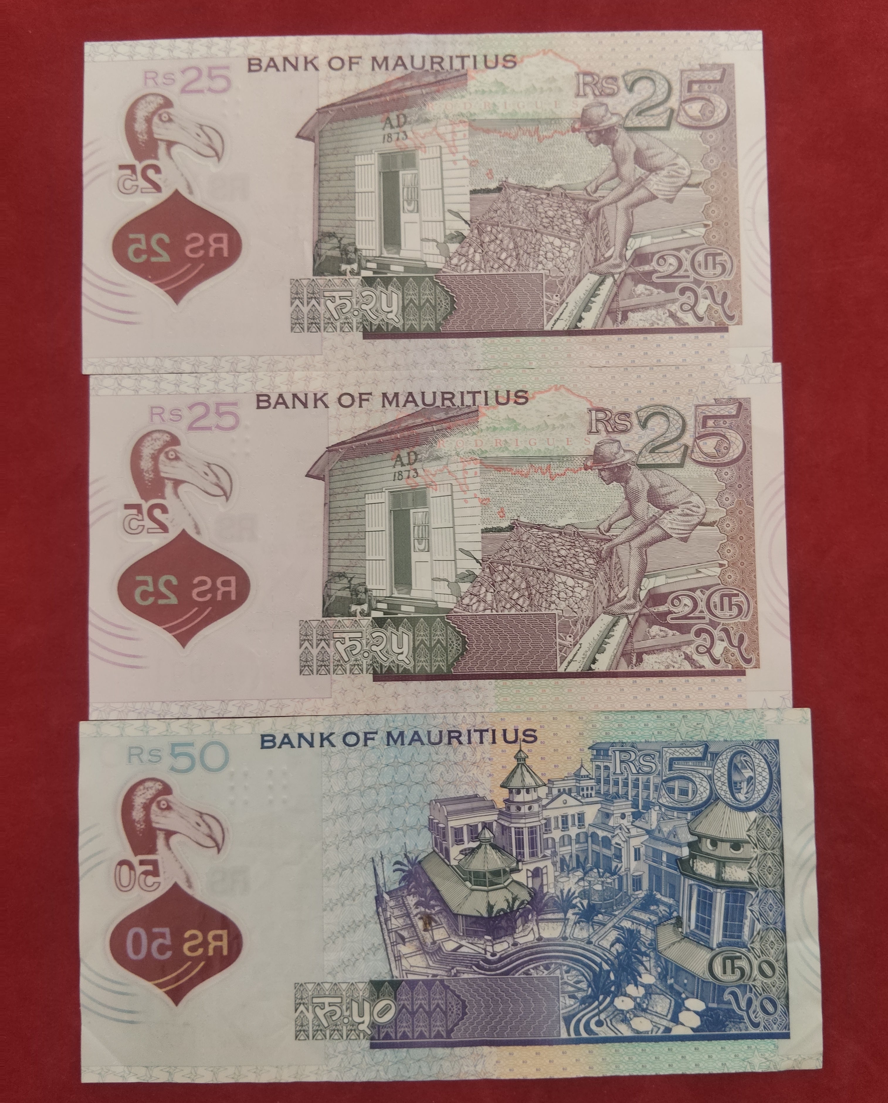 BANK OF MAURITIUS 25 ,50 RUPEES (D903)
